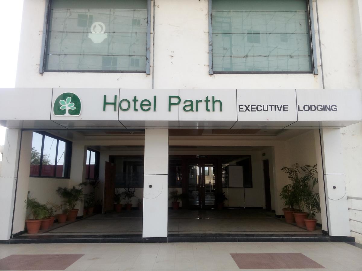 Hotel Parth Executive Lātūr Eksteriør bilde